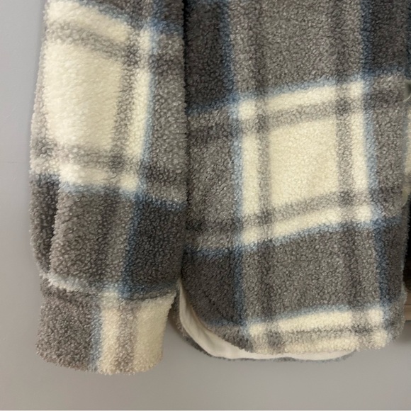 Abercrombie & Fitch Grey and Cream Plaid Sherpa Jacket Shacket - Picture 4 of 5